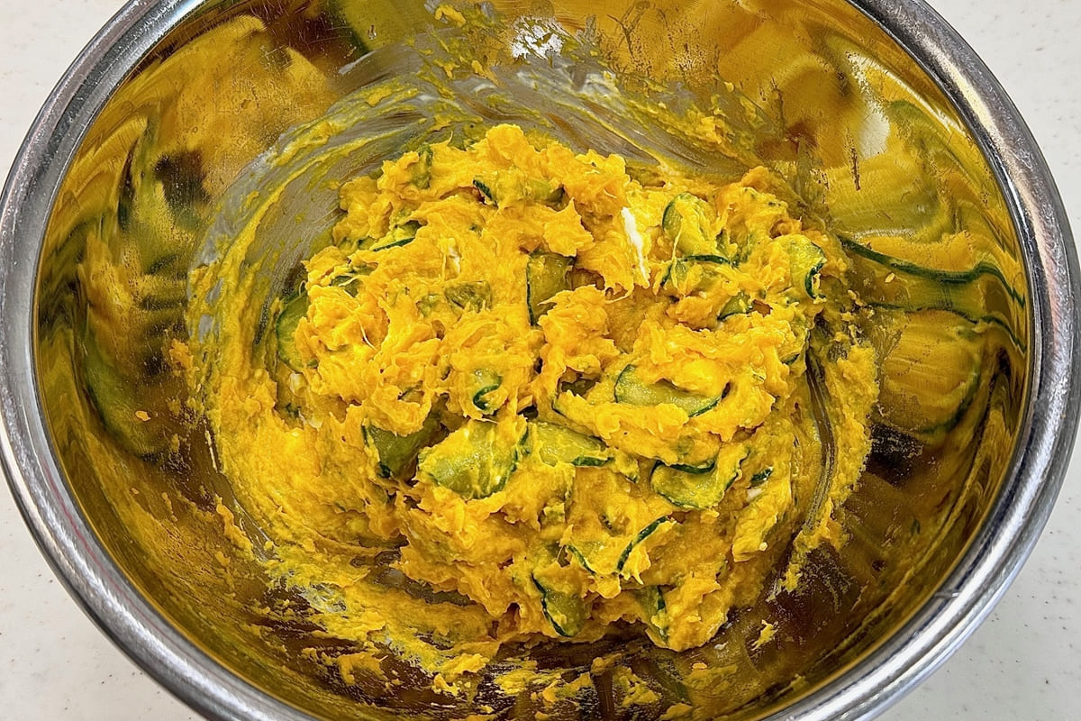 きゅうりを加えて混ぜたところ