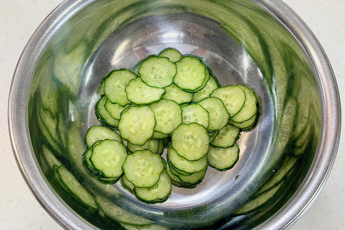 きゅうりの薄い輪切りに塩を揉み込んだところ