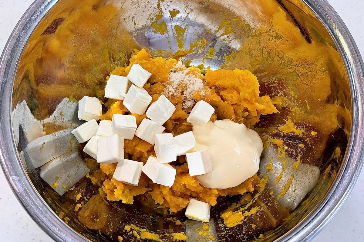 クリームチーズと調味料を加えている様子