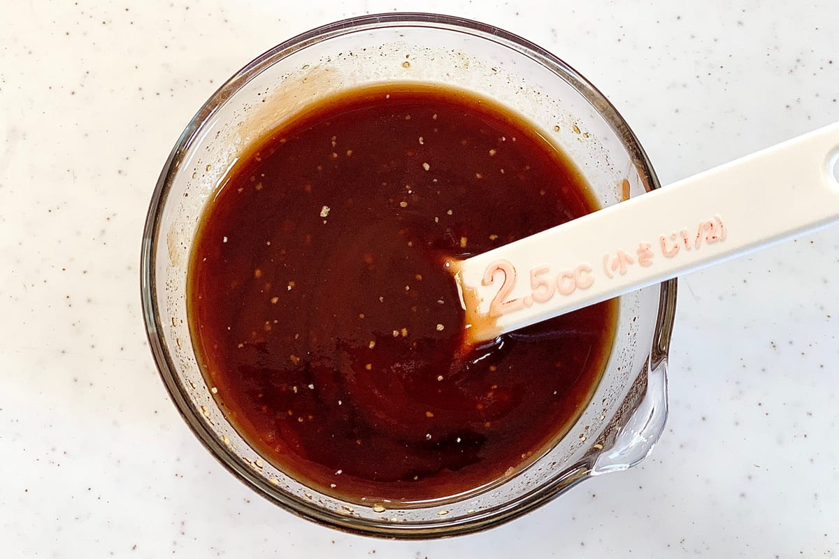 ケチャップ、ウスターソース、砂糖、顆粒コンソメを混ぜ合わせる様子