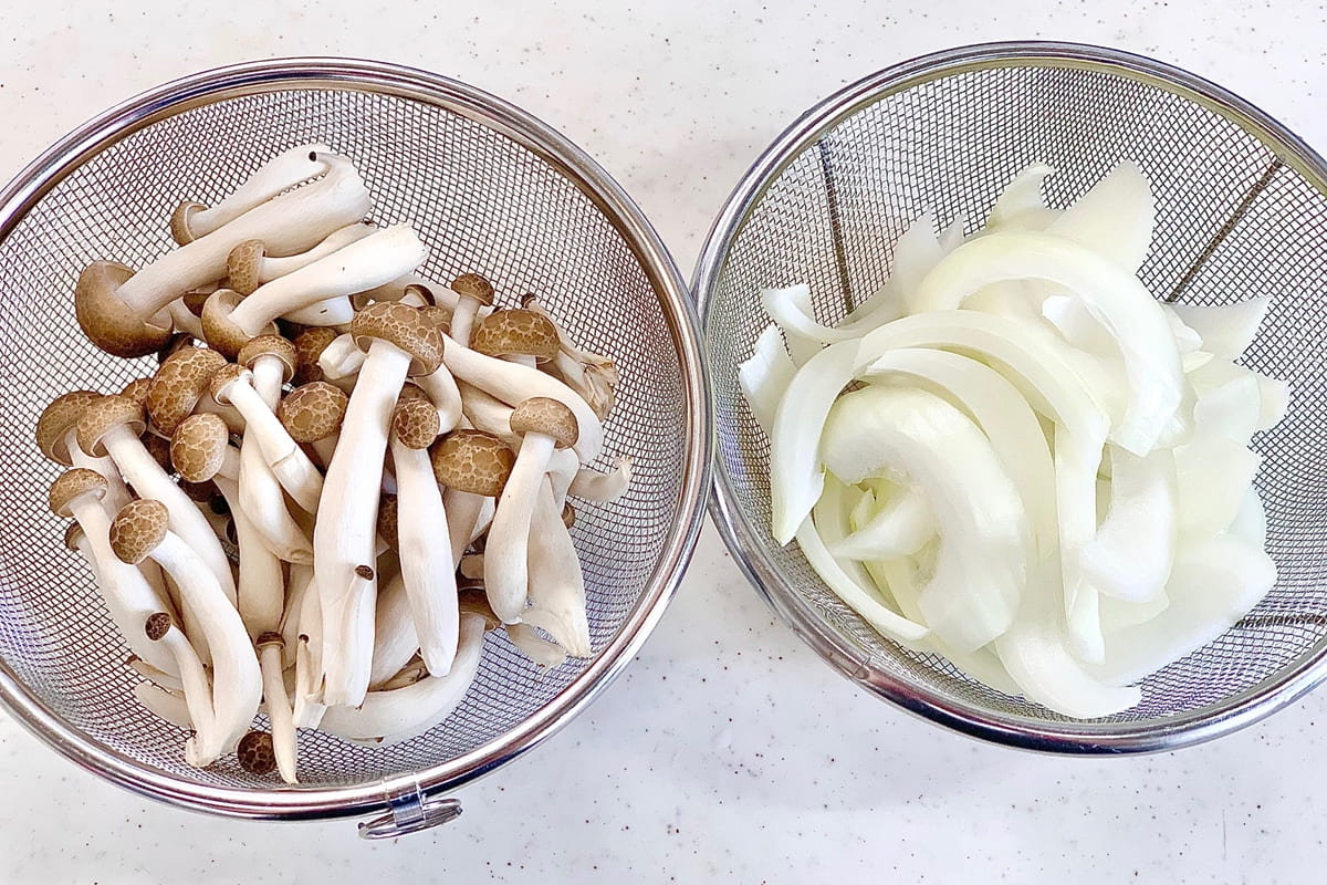 しめじを小房に分け、玉ねぎをスライスしたところ