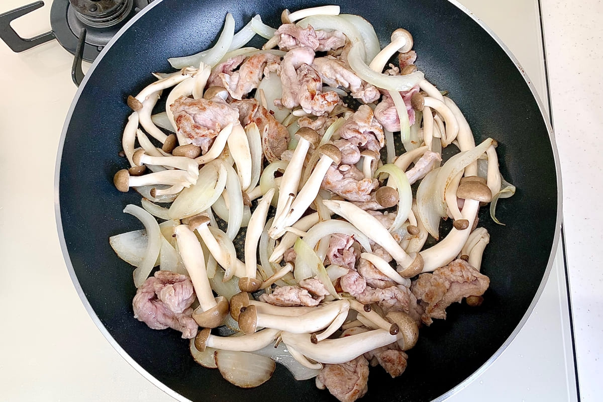 フライパンにオリーブオイルを熱し、玉ねぎ、豚肉、しめじの順で炒めたところ
