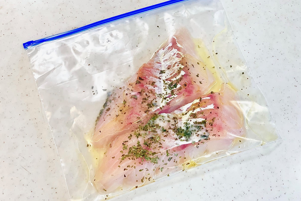 タラに下味をつけているところ