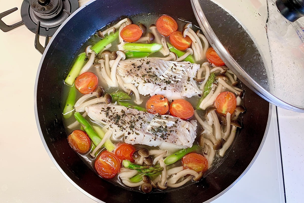 タラ、しめじ、アスパラ、ミニトマトをフライパンで蒸し焼きにしているところ