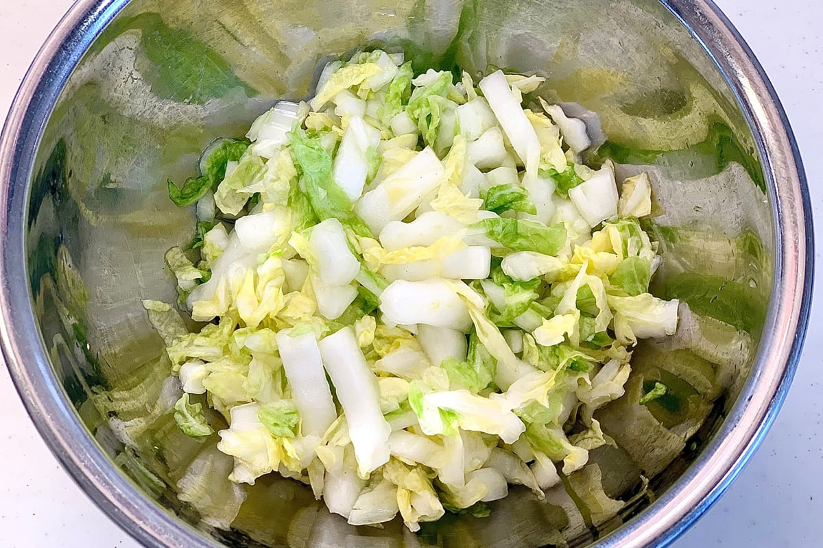 白菜を細切りにして塩揉みしているところ