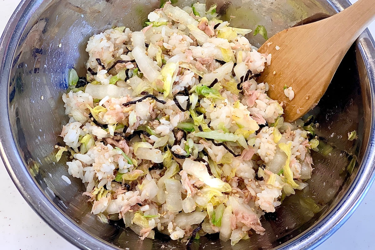 ご飯を加えて混ぜ合わせている様子