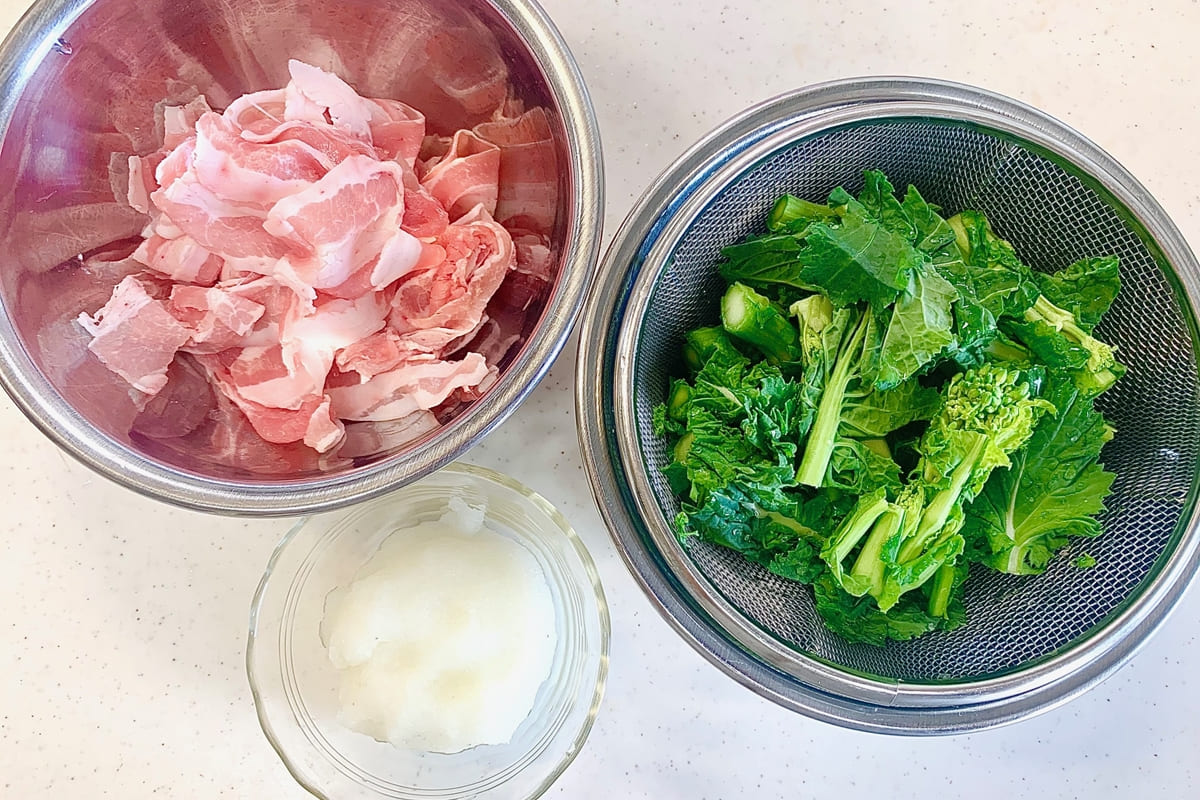 菜の花と豚バラ肉を切り、大根をすりおろしたところ