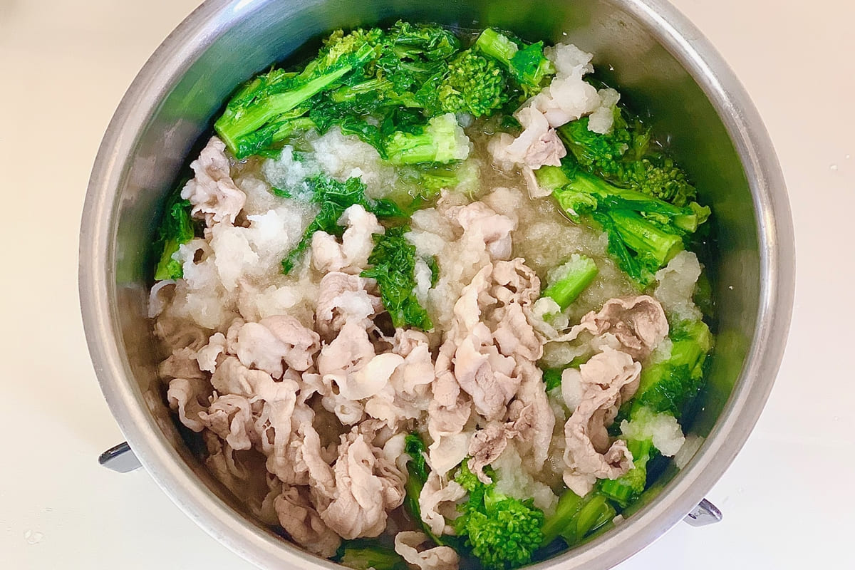 大根おろしを加えて、ひと混ぜした様子