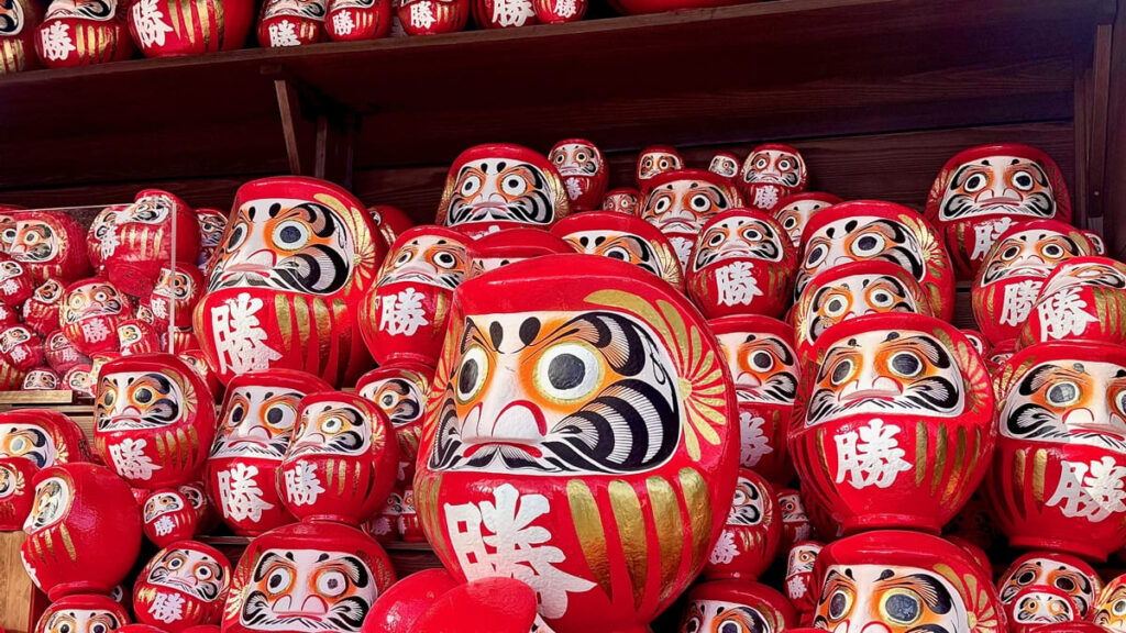 勝尾寺に並ぶ赤いだるま