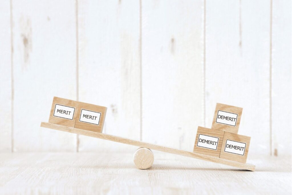 メリットとデメリットを比較するイメージの写真