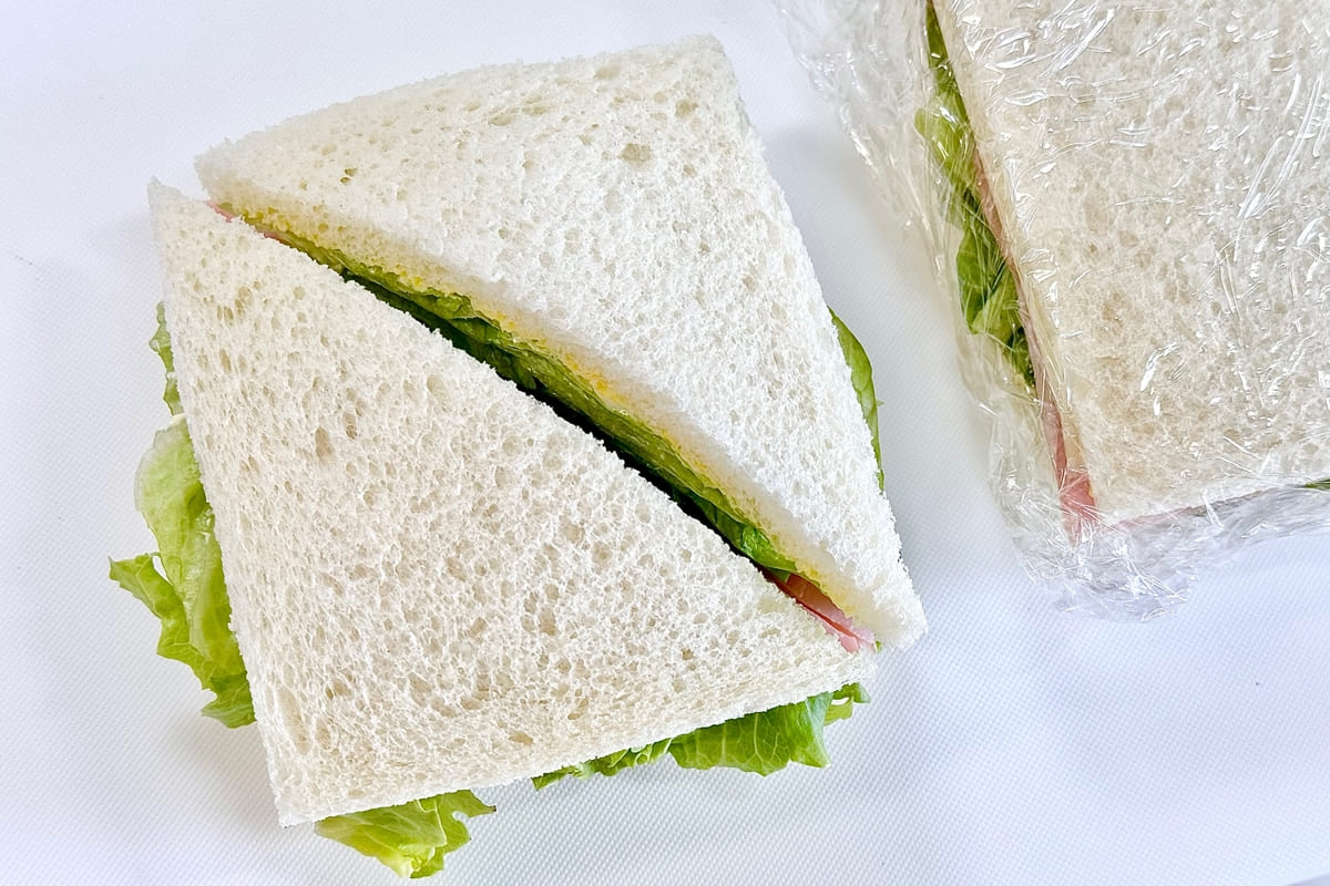 サンドし、斜め半分にカットした様子