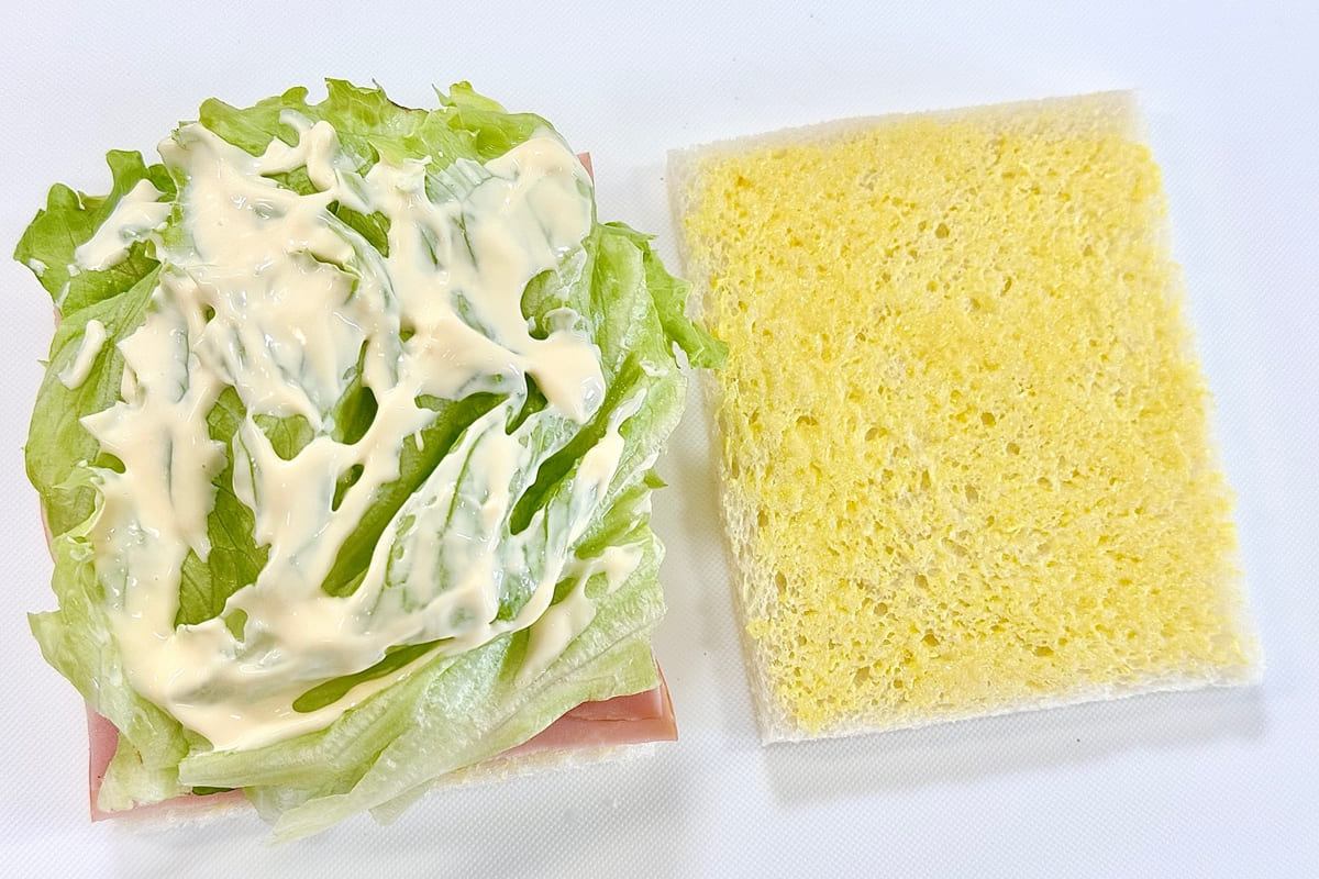 レタスをのせ、マヨネーズをかけた様子