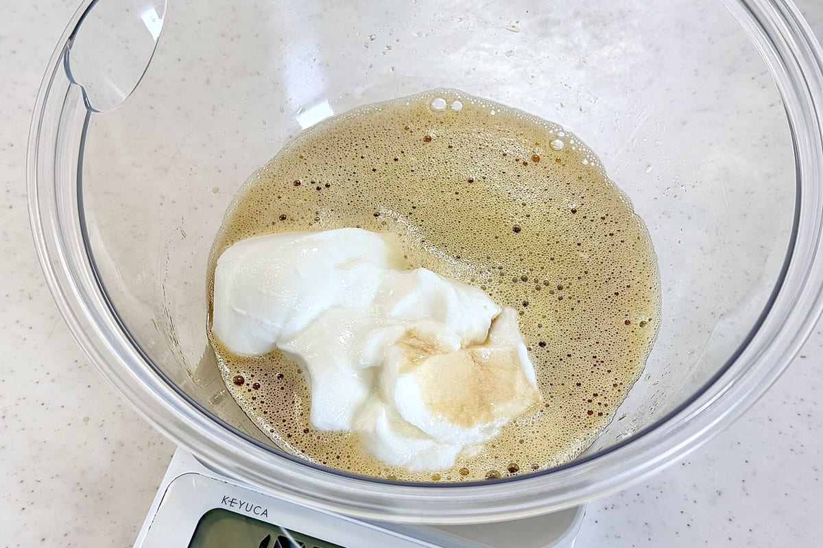 ヨーグルトとバニラエッセンスを加えた様子