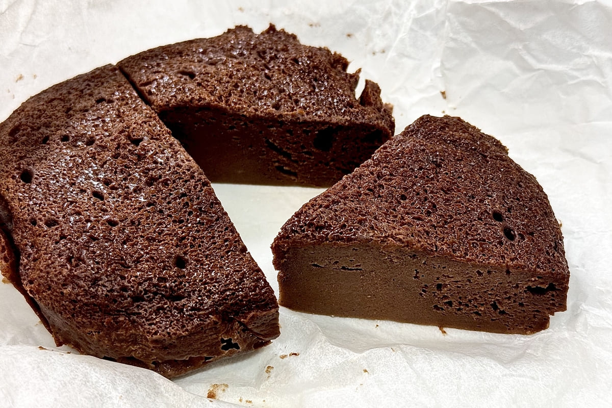 ケーキを冷蔵庫で冷やし、カットした様子