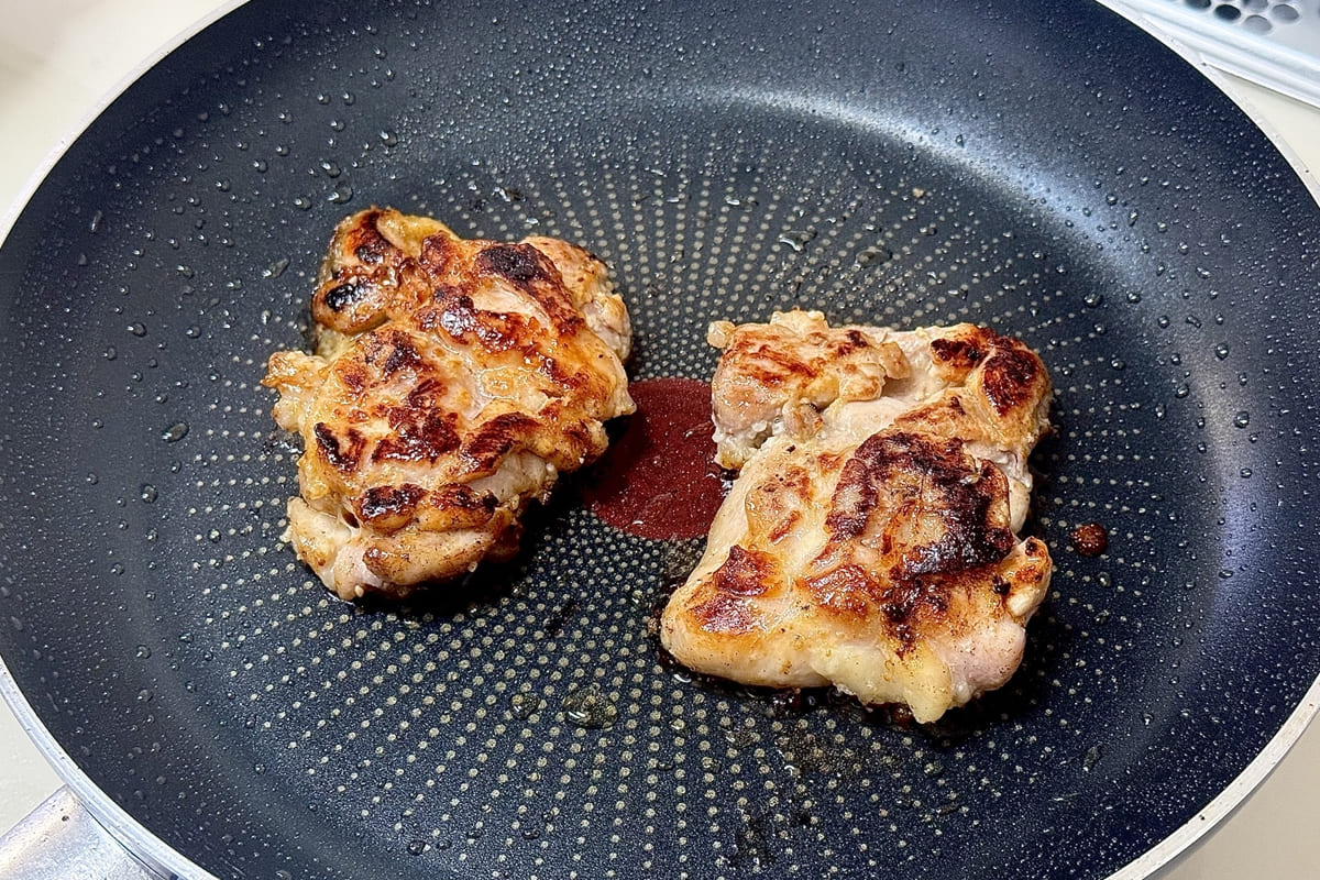 塩糀に漬け込んだ鶏肉をフライパンで焼いている様子