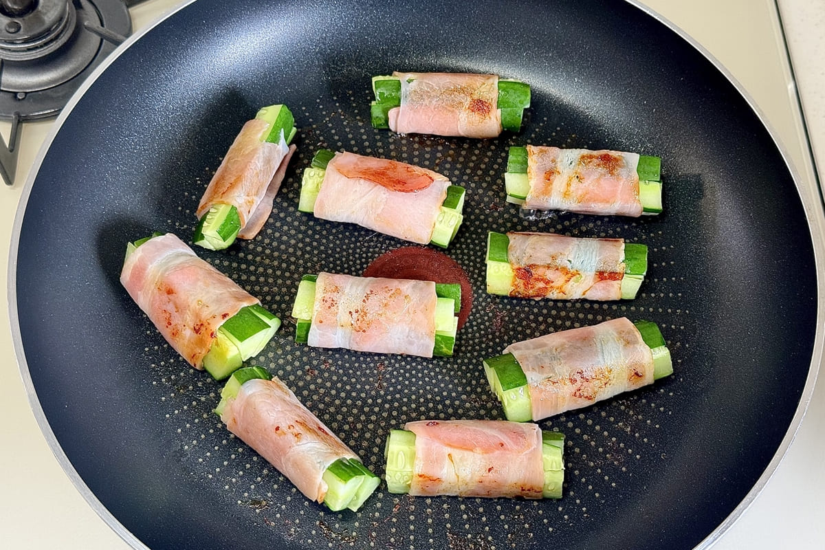 転がしながら焼き、ベーコンに焼き色をつける様子
