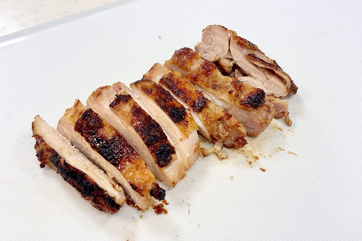 焼き上がった鶏肉を食べやすい大きさに切っている様子